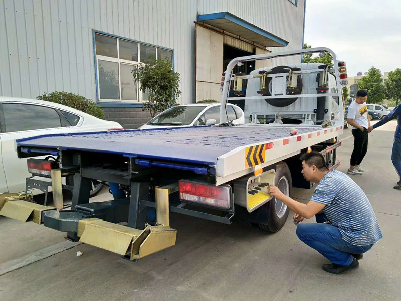 東風(fēng)小多利卡藍(lán)牌一拖二清障車，不超重的藍(lán)牌一拖二清障車，便宜的藍(lán)牌一拖二清障車多少錢，東風(fēng)小多利卡一拖二平板拖車多少錢