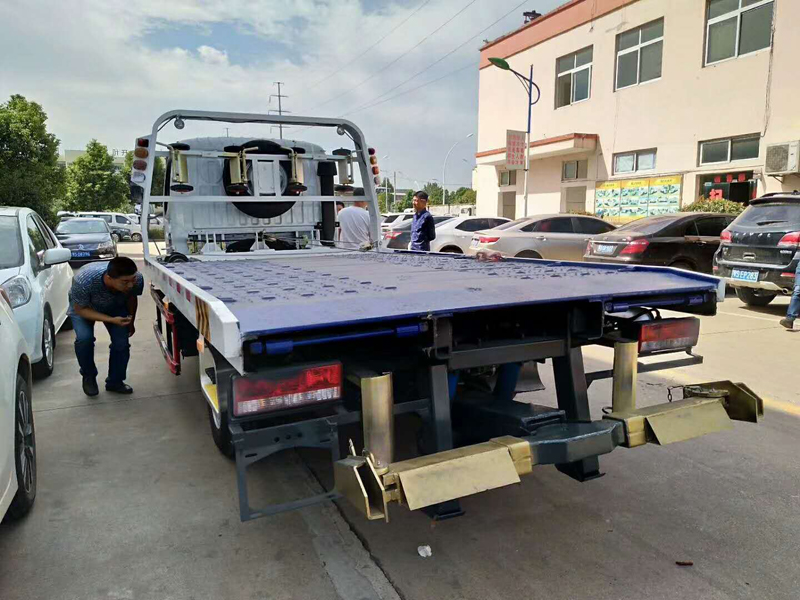 東風(fēng)小多利卡藍(lán)牌一拖二清障車，不超重的藍(lán)牌一拖二清障車，便宜的藍(lán)牌一拖二清障車多少錢，東風(fēng)小多利卡一拖二平板拖車多少錢