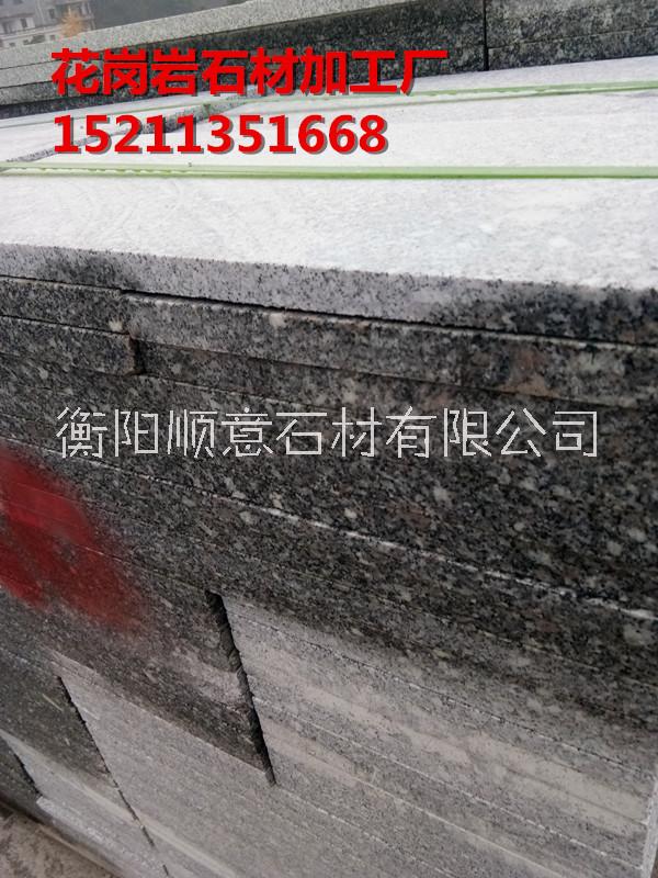 耒陽(yáng)芝麻灰地鋪板 園林石材地鋪 高鐵站廣場(chǎng)鋪路石