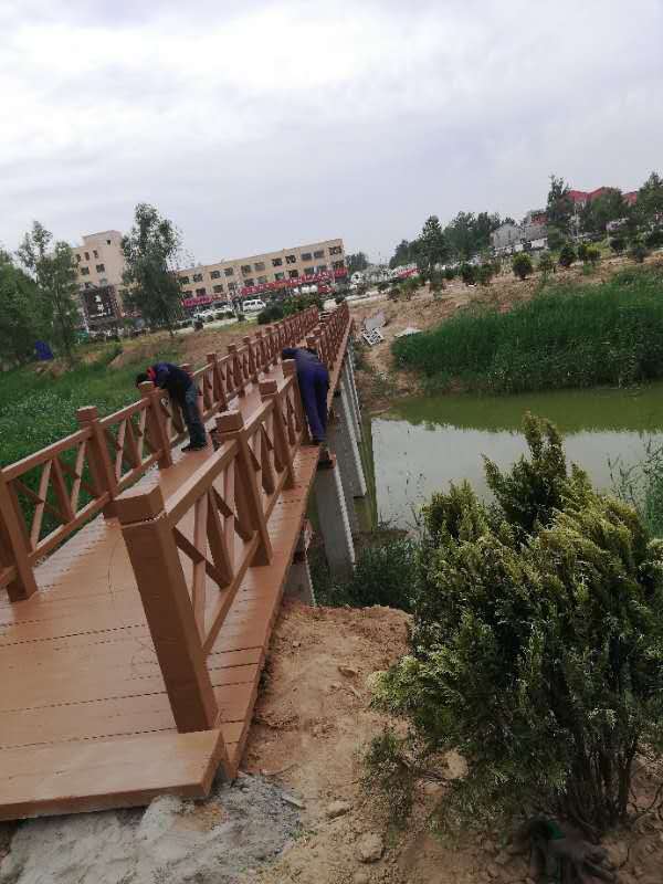 河道護(hù)欄廠家定做水泥仿樹皮欄桿 仿木護(hù)欄外觀美觀質(zhì)量保障優(yōu)惠 河道護(hù)欄 仿木