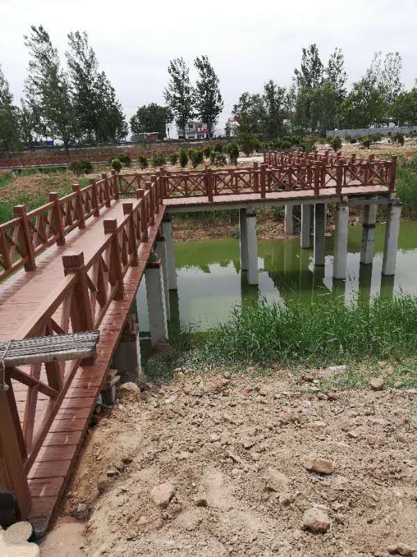 河道護(hù)欄廠家定做水泥仿樹皮欄桿 仿木護(hù)欄外觀美觀質(zhì)量保障優(yōu)惠 河道護(hù)欄 仿木