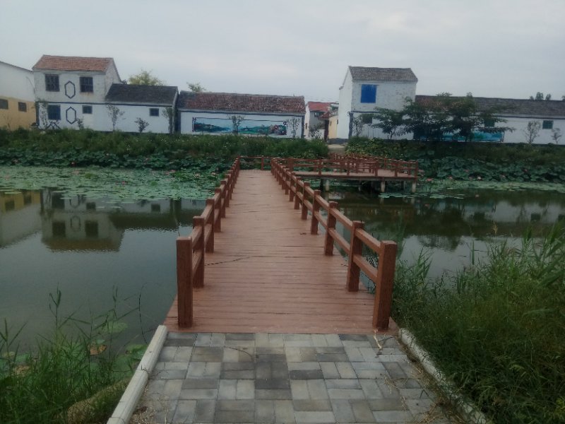 河道護(hù)欄廠家定做水泥仿樹皮欄桿 仿木護(hù)欄外觀美觀質(zhì)量保障優(yōu)惠