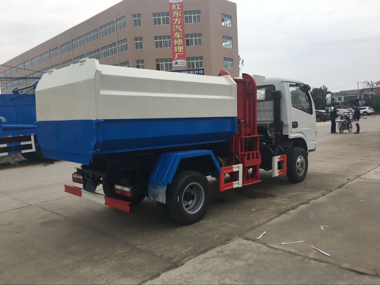 5方掛桶自卸垃圾車，5方能上戶的掛桶垃圾車廠家，東風小多利卡掛桶垃圾車配置，東風福瑞卡自裝卸垃圾車圖片