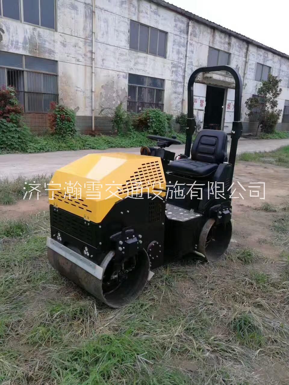 瑞士小型壓雪車廠家報價，壓雪車價格參數(shù)，冰戲園
