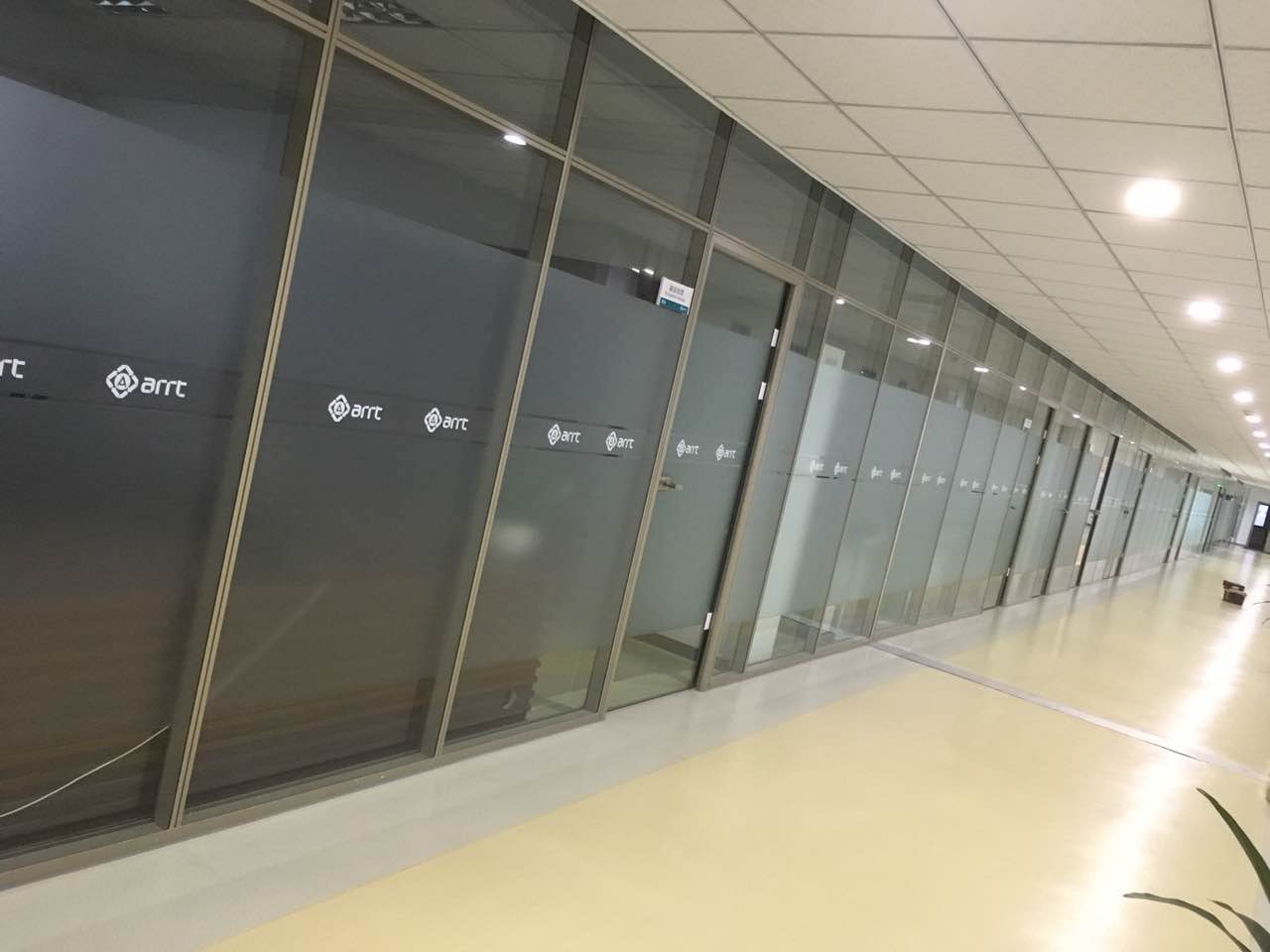 單玻雙玻帶百葉隔斷廠家，專業(yè)定制辦公隔斷 氣窗訂制廠家