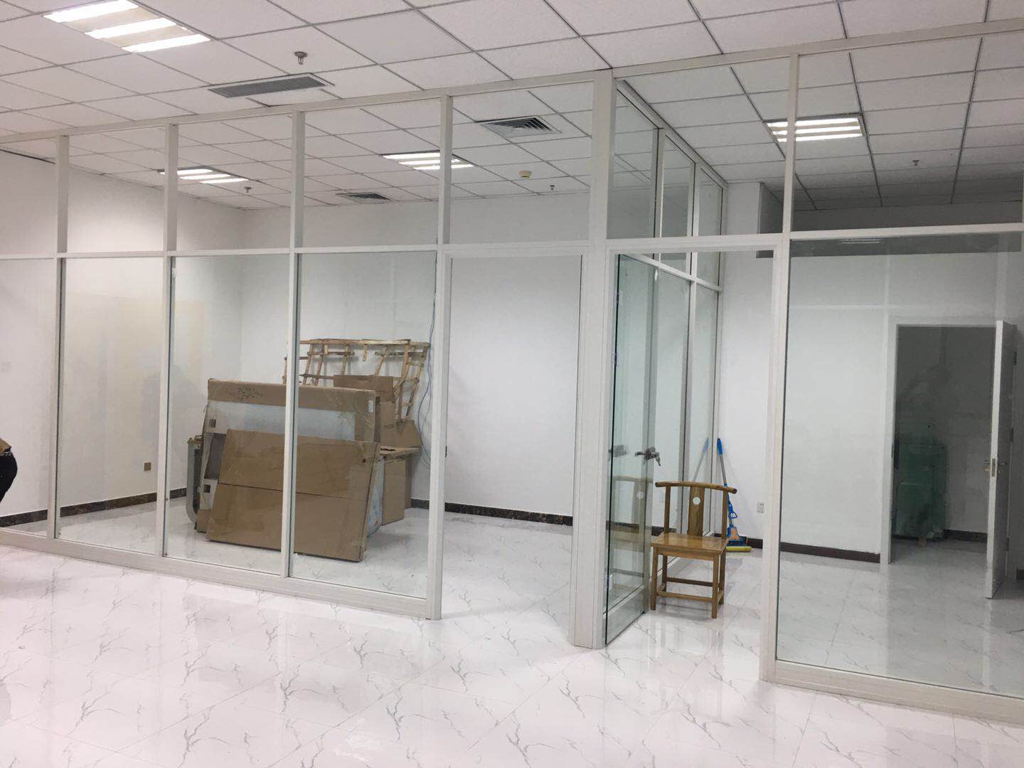 2019辦公室隔斷新品，鋁合金鋼化玻璃單玻隔斷訂做，北京優(yōu)質(zhì)辦公隔斷廠家