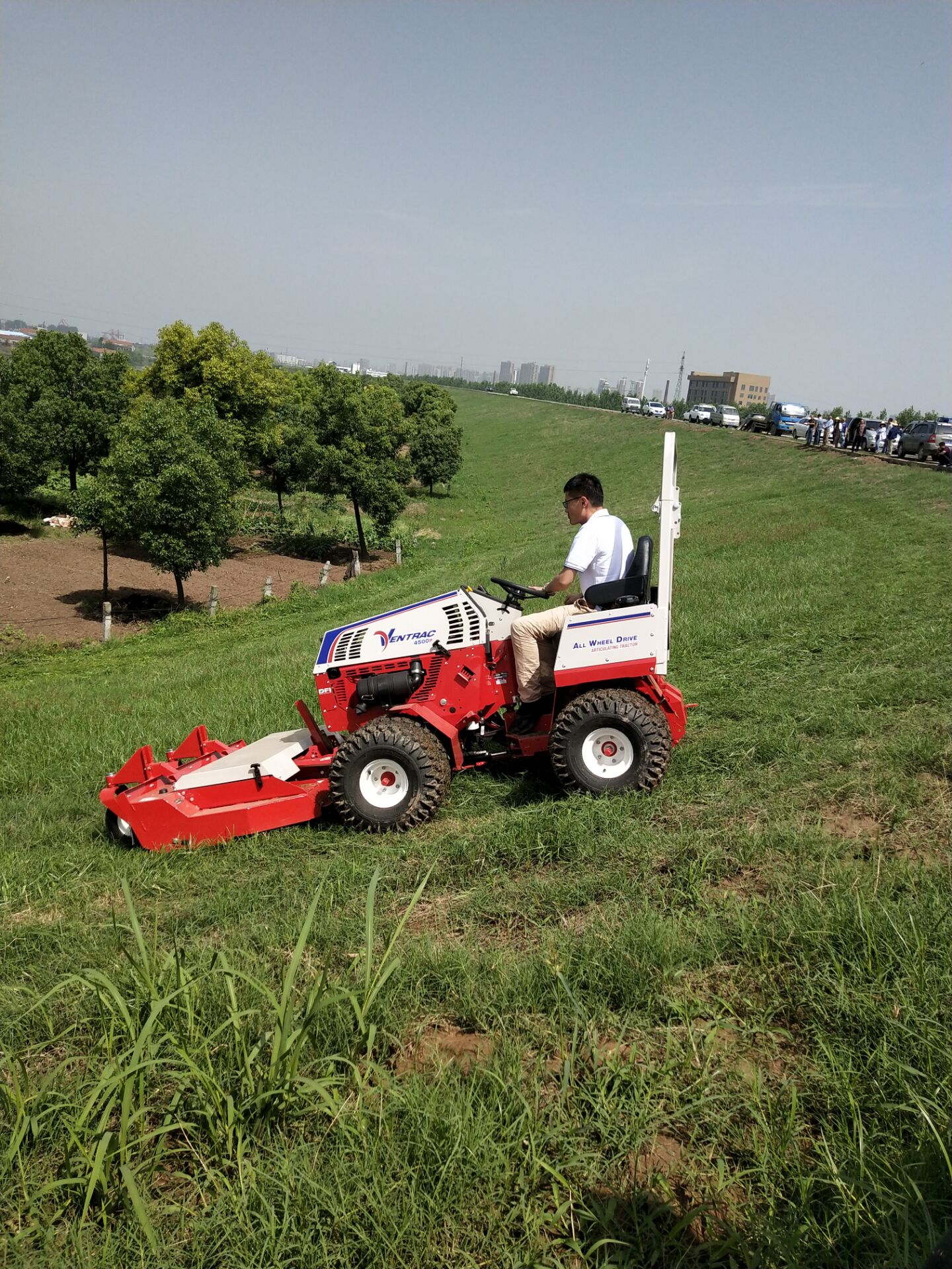黃河提防斜坡割草機、專業(yè)斜坡割草機、陡坡割草機、大型斜坡割草機