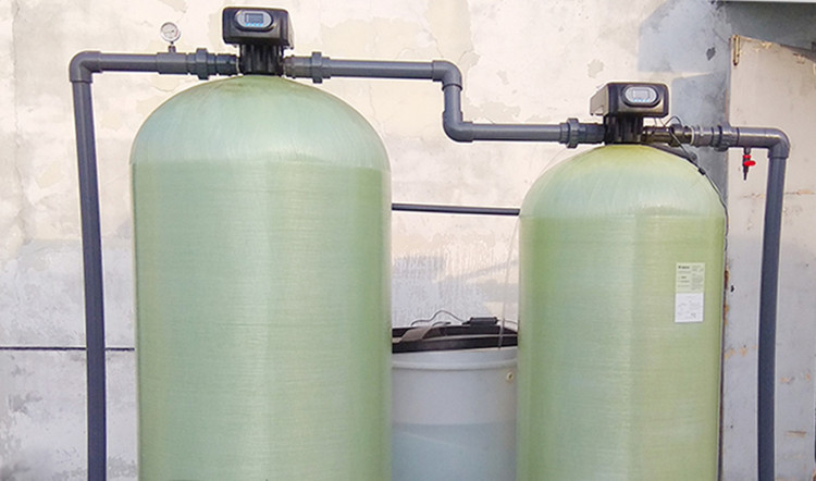 駐馬店現(xiàn)貨供應(yīng)養(yǎng)殖場(chǎng)硬水軟化防止結(jié)垢軟水設(shè)備 10噸流量控制軟化水設(shè)備報(bào)價(jià)