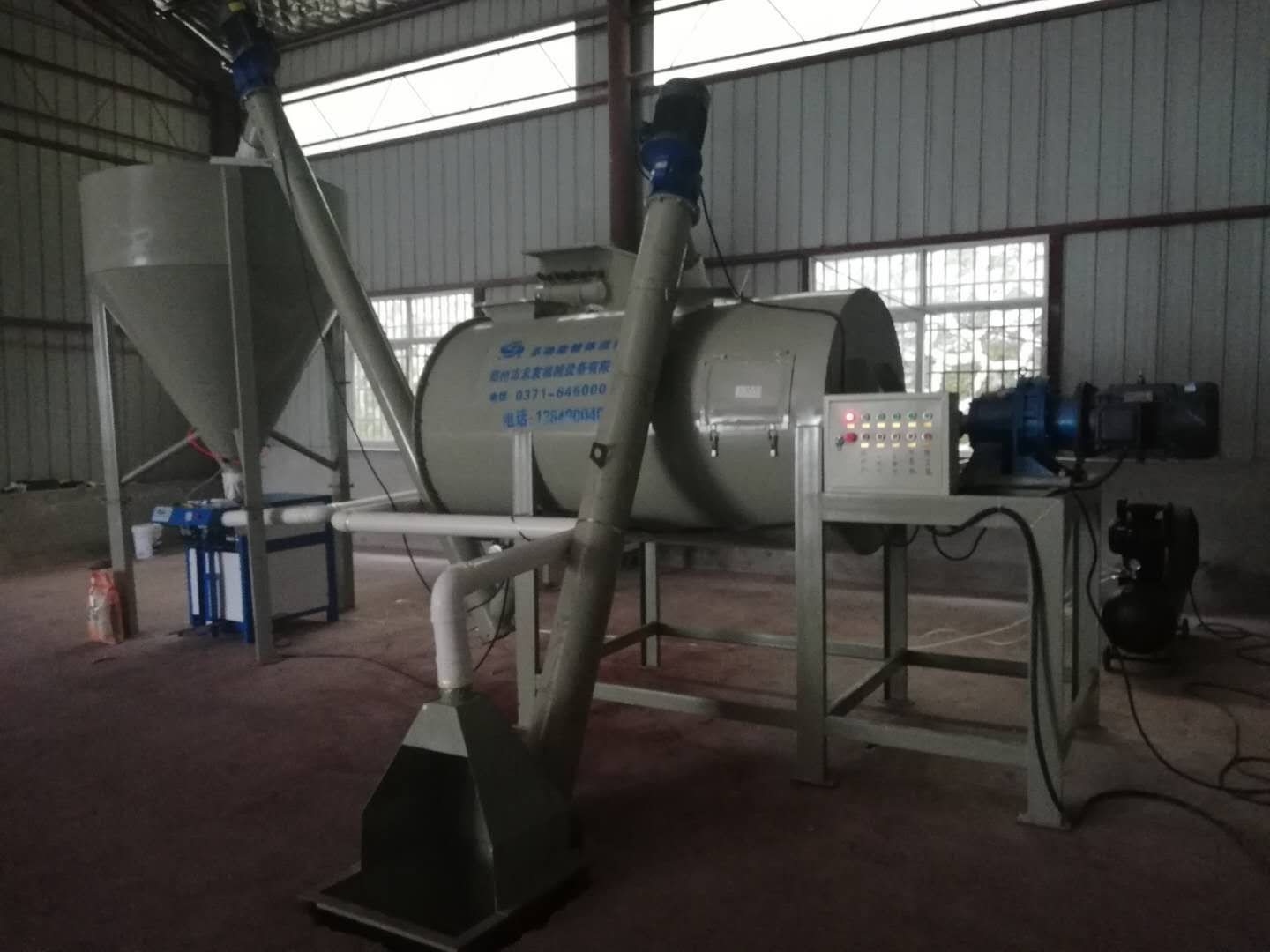 環(huán)保型干粉攪拌設(shè)備適用于各種干粉砂漿的生產(chǎn)每批次一噸到5噸的干粉攪拌機