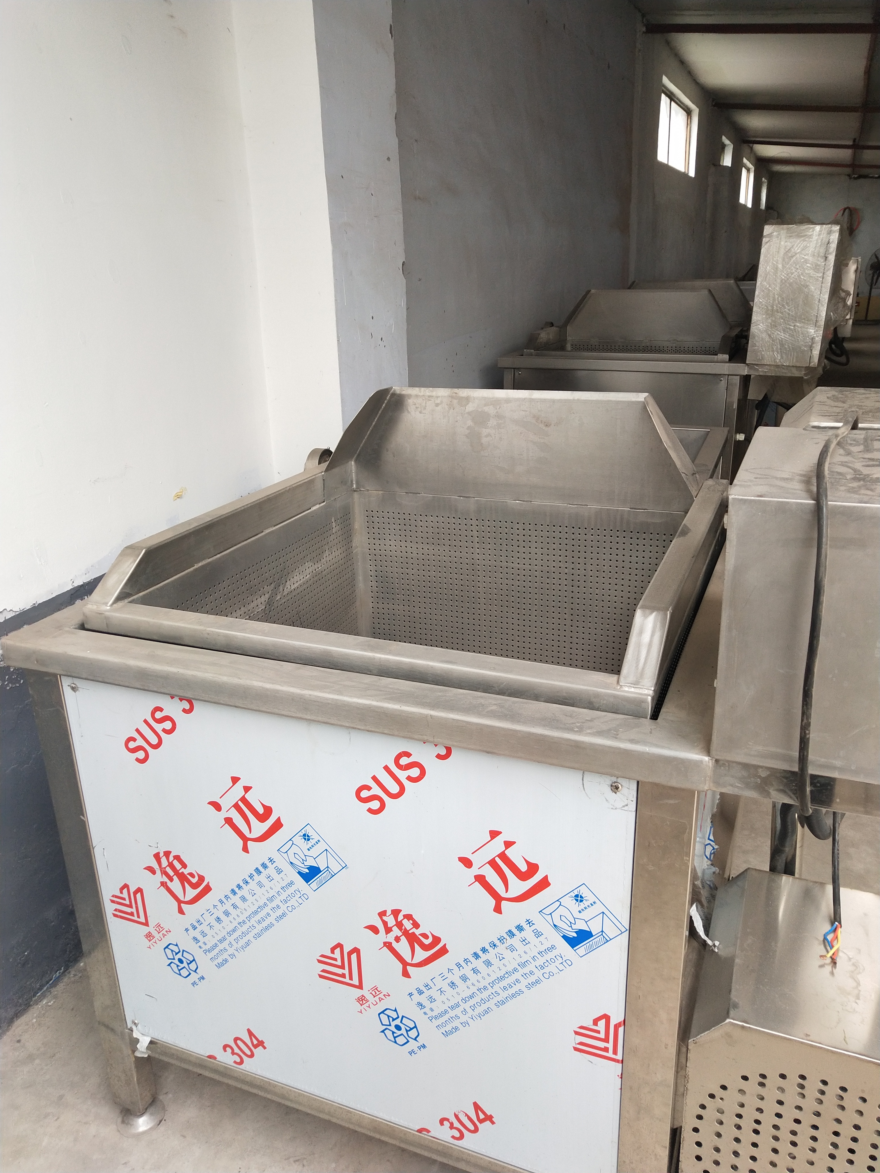 雞爪半自動翻轉(zhuǎn)式油炸機(jī)選擇山東三智機(jī)械