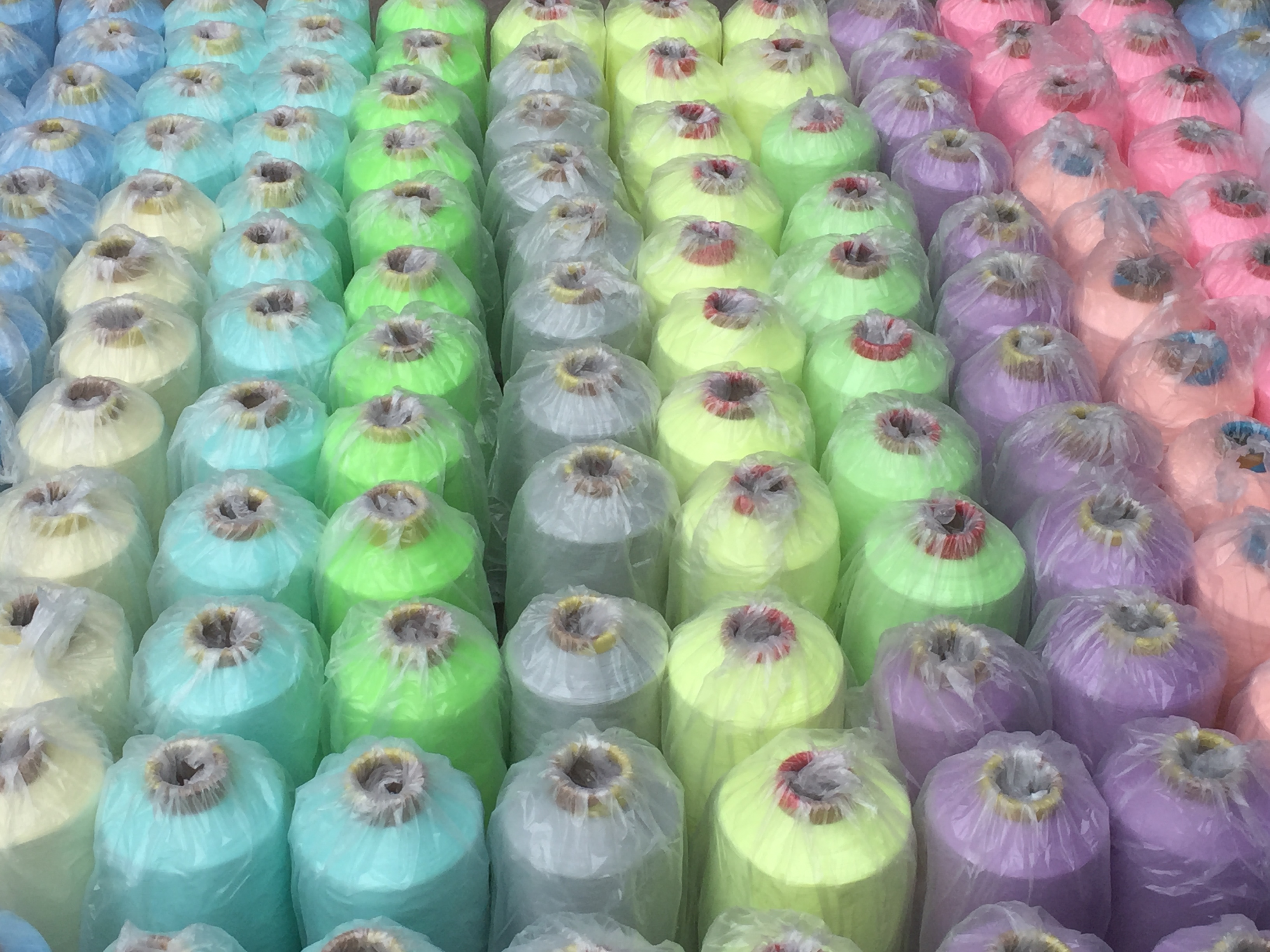 2019新款夜光紗 環(huán)保UV線光變繡花線 熒光繡花線 亮麗服飾刺繡線