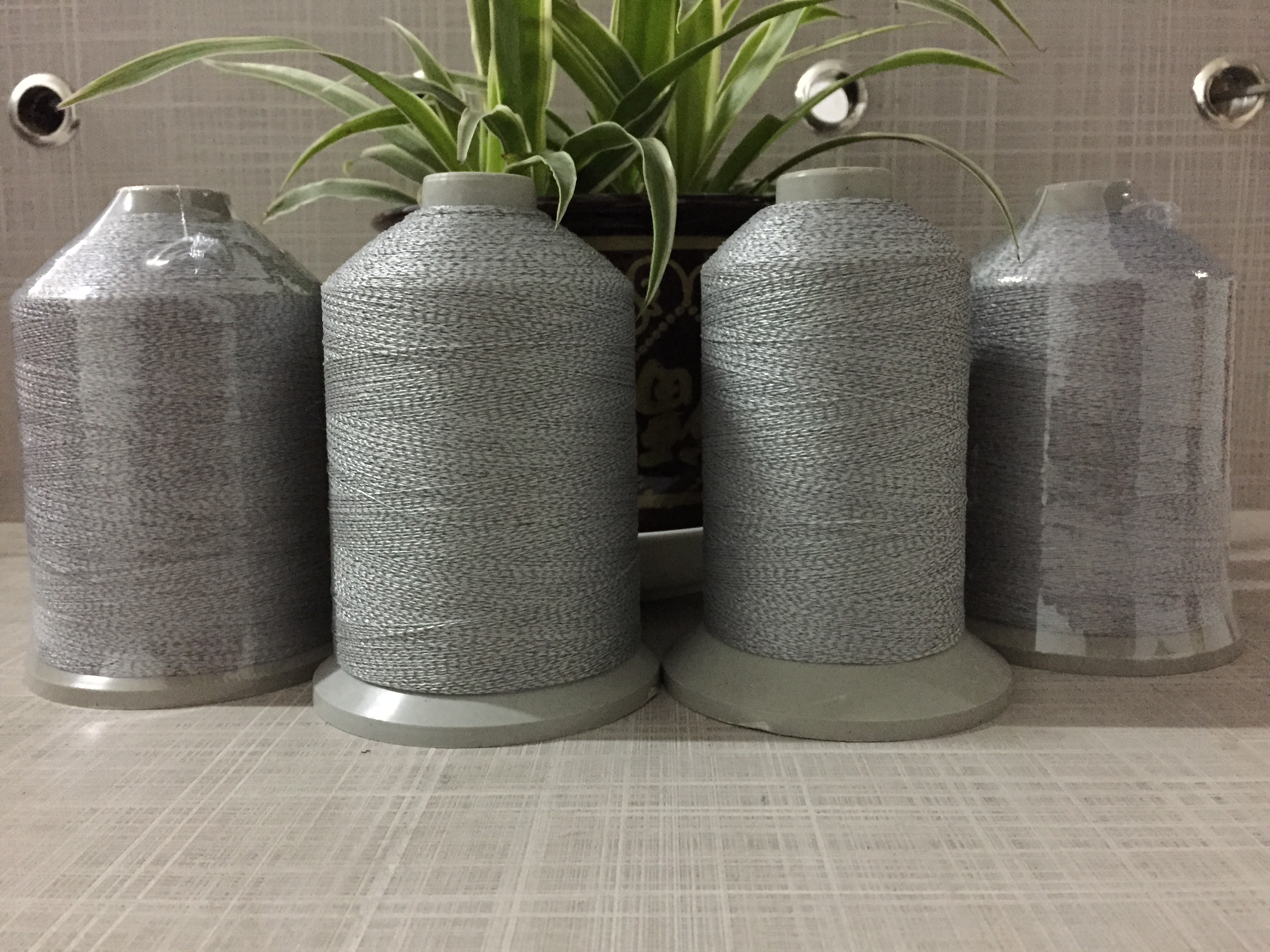 廠家直銷超柔反光線超細(xì)彩色織襪 雙面可編織 優(yōu)質(zhì)反光縫紉線 雙面編織反光縫紉線