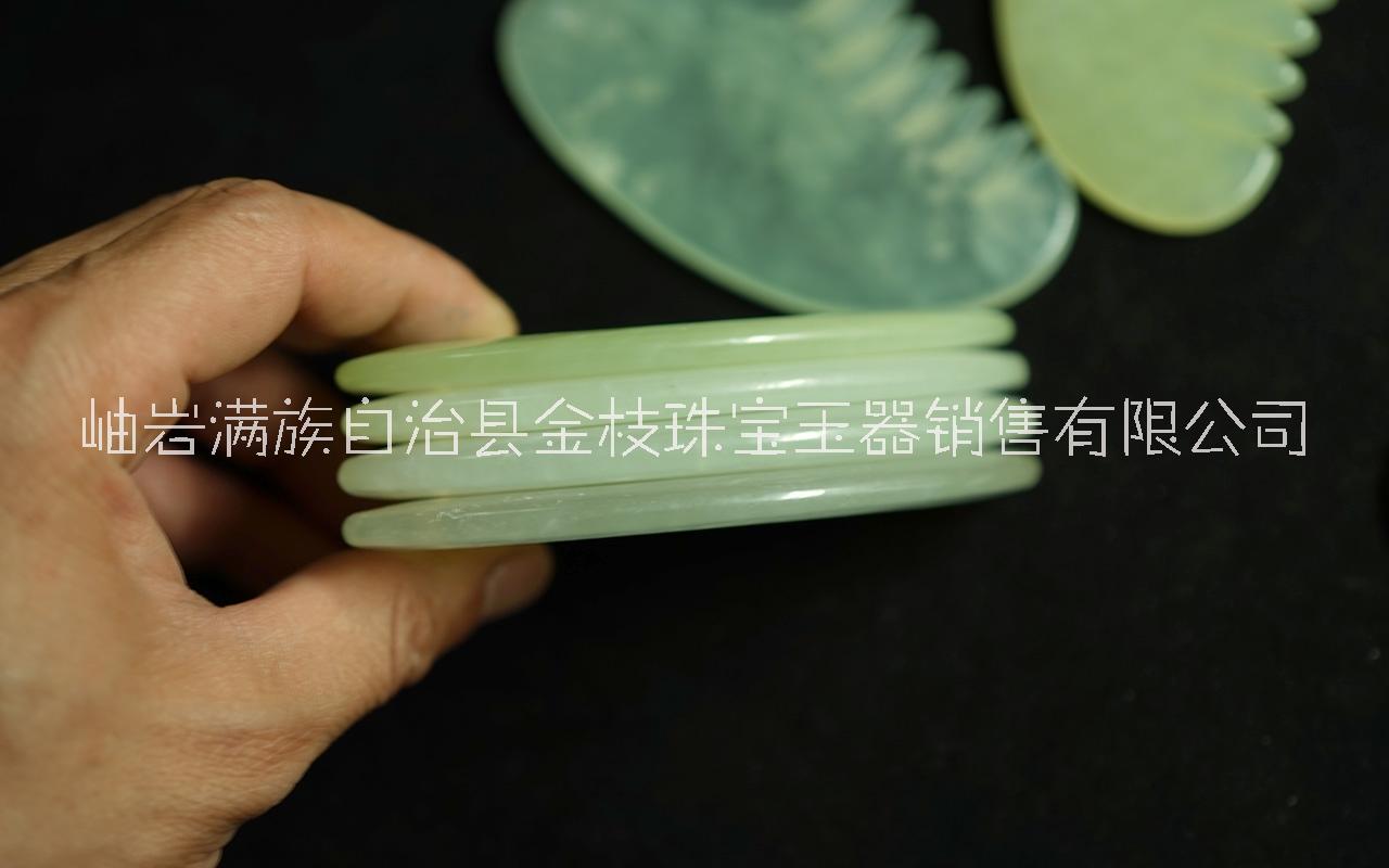 天然岫巖玉牛角梳子純手工制作打磨拋光刮痧板美容器批發(fā)廠家直銷一手貨源
