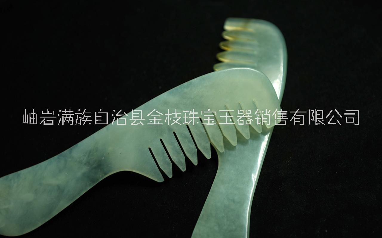 岫巖玉梳子天然岫巖玉手工雕刻打磨拋光玉石刮痧板玉滾輪廠家批發(fā)直銷支持來樣定做 岫巖玉大梳子