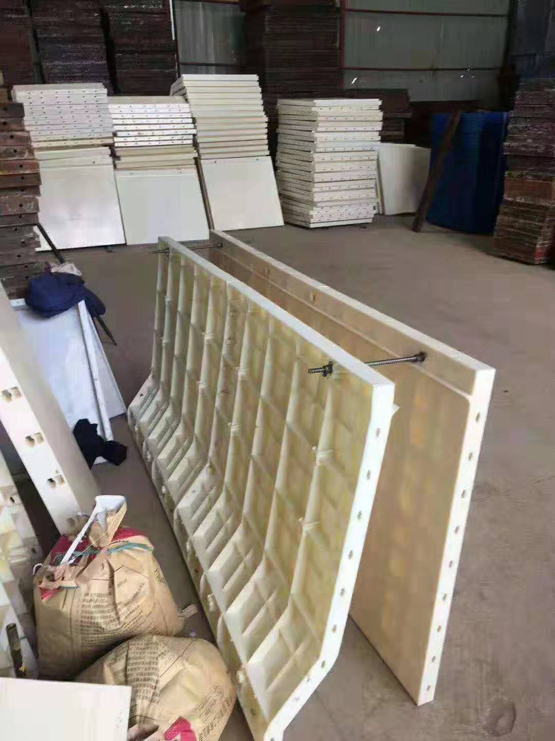 擋土墻模具、擋渣塊模具多少錢