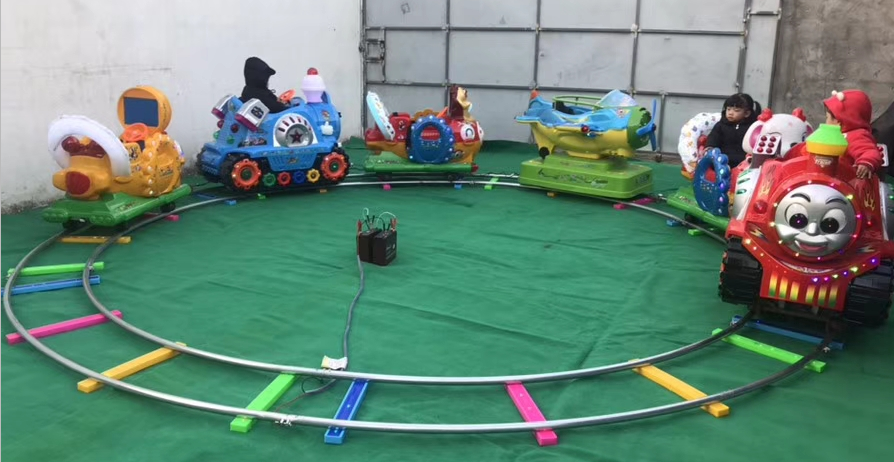 供應(yīng)游樂場兒童軌道小火車新款電動旋轉(zhuǎn)甜甜圈 秋千魚 旋轉(zhuǎn)小飛機 游樂場電動小火車