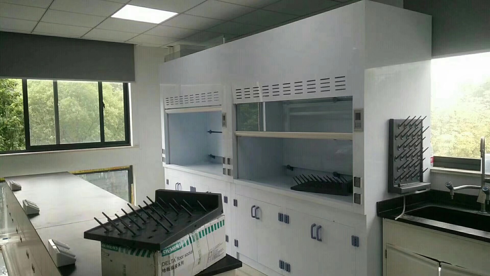 四川口罩廠成套實(shí)驗(yàn)家具  通風(fēng)柜   實(shí)驗(yàn)臺(tái)  中央實(shí)驗(yàn)臺(tái)  儀器臺(tái)   邊臺(tái)   實(shí)驗(yàn)凳口罩廠實(shí)驗(yàn)臺(tái)