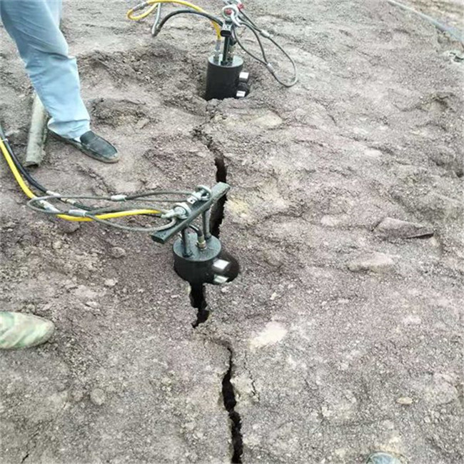 孤石二次解體開山修路大型劈裂棒 內(nèi)孤石二次解體開山修路大型劈裂棒廠家發(fā)貨