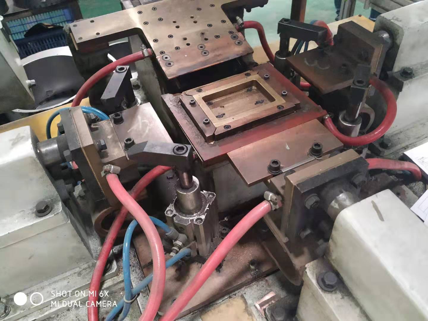 電箱外殼自動(dòng)焊接設(shè)備-鈑金外殼自動(dòng)化碰焊機(jī)