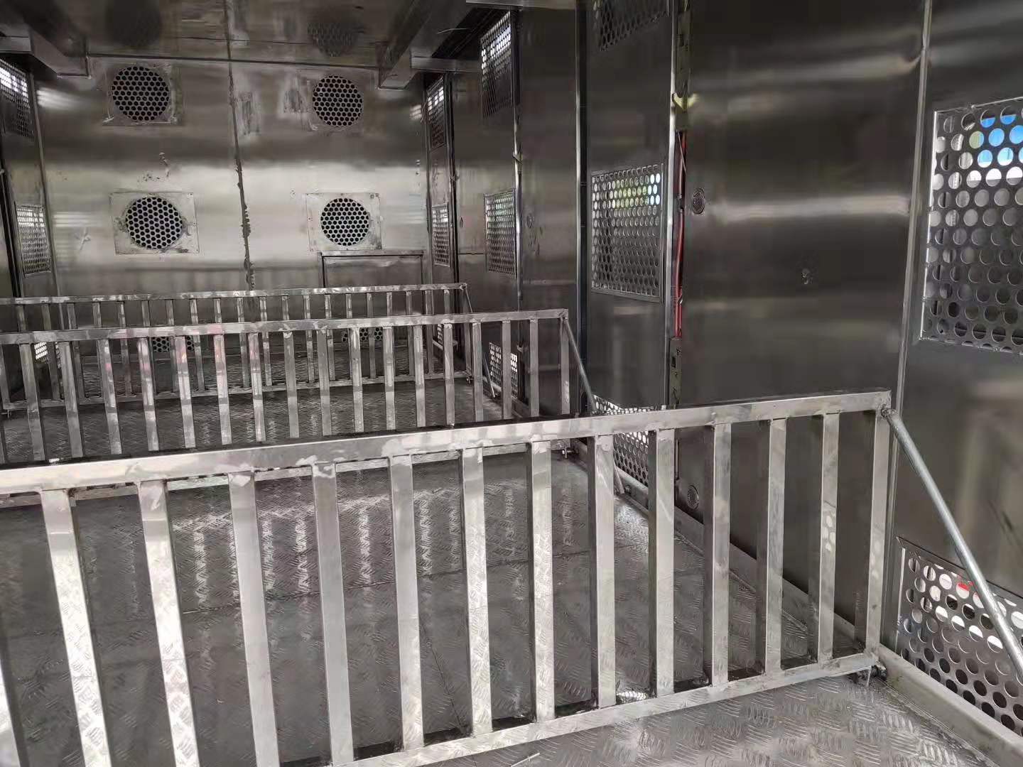 畜禽運輸車 / 廠家 /供應(yīng)商/電話/批發(fā) /家好