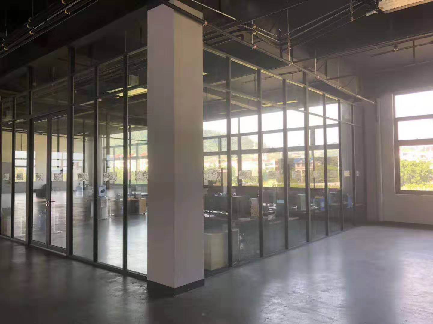 鋼化玻璃辦公隔斷廠家玻璃隔斷，玻璃隔斷訂做，玻璃隔斷生產(chǎn)廠家，高隔斷廠家，玻璃隔斷價格，辦公隔斷