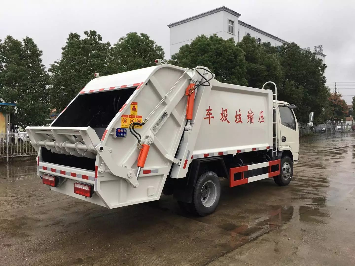 廠家生產(chǎn) 出售5方壓縮式垃圾車 5方東風(fēng)多利卡壓縮式垃圾車