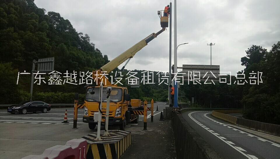 折疊臂高空作業(yè)車出租、高空車出租、路燈車出租、登高車出租