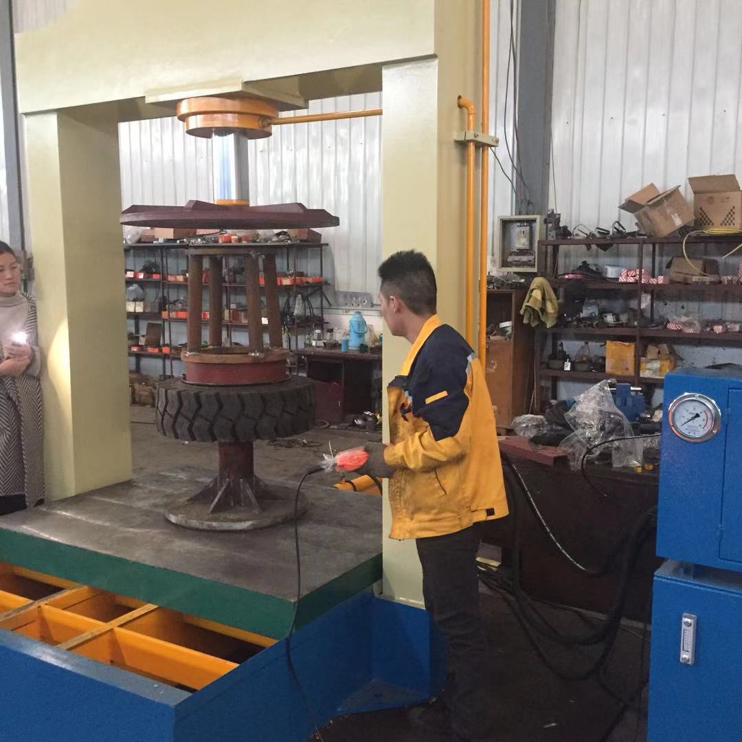 供應(yīng)100T實(shí)心輪胎定型壓胎機(jī) YM-200T叉車輪胎拆裝機(jī)