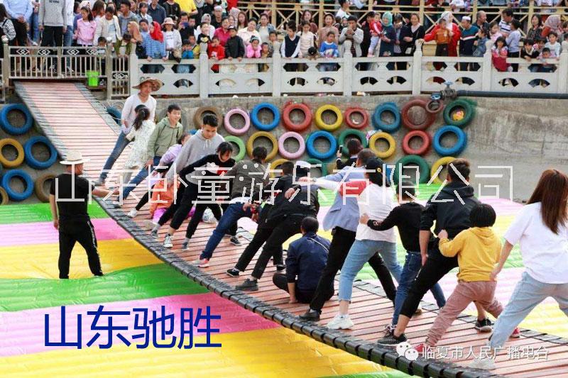 景區(qū)戶外農(nóng)莊水上拓展設(shè)備夏日沖關(guān)浮橋網(wǎng)紅橋搖擺橋彩虹橋鋼絲橋山東馳勝