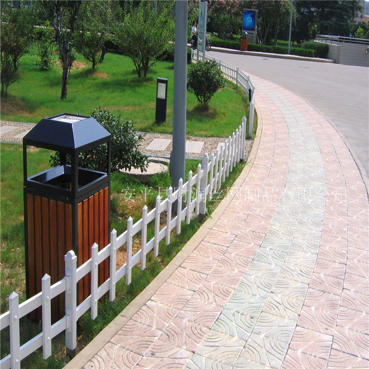 草坪護(hù)欄 小區(qū)草坪護(hù)欄 綠化帶護(hù)欄 安平縣財潤絲網(wǎng)制品