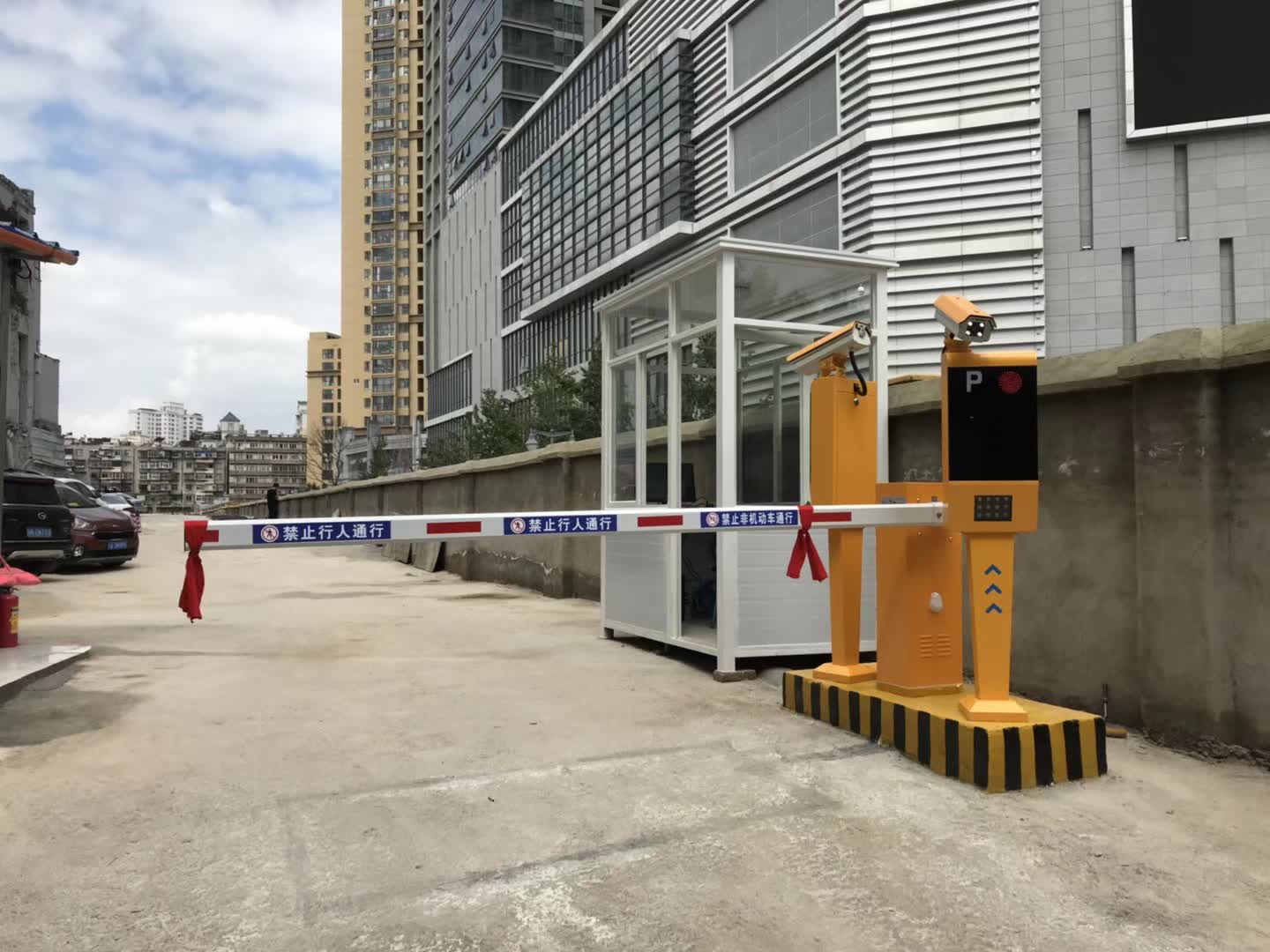 HY自動識別車牌號計時道閘004