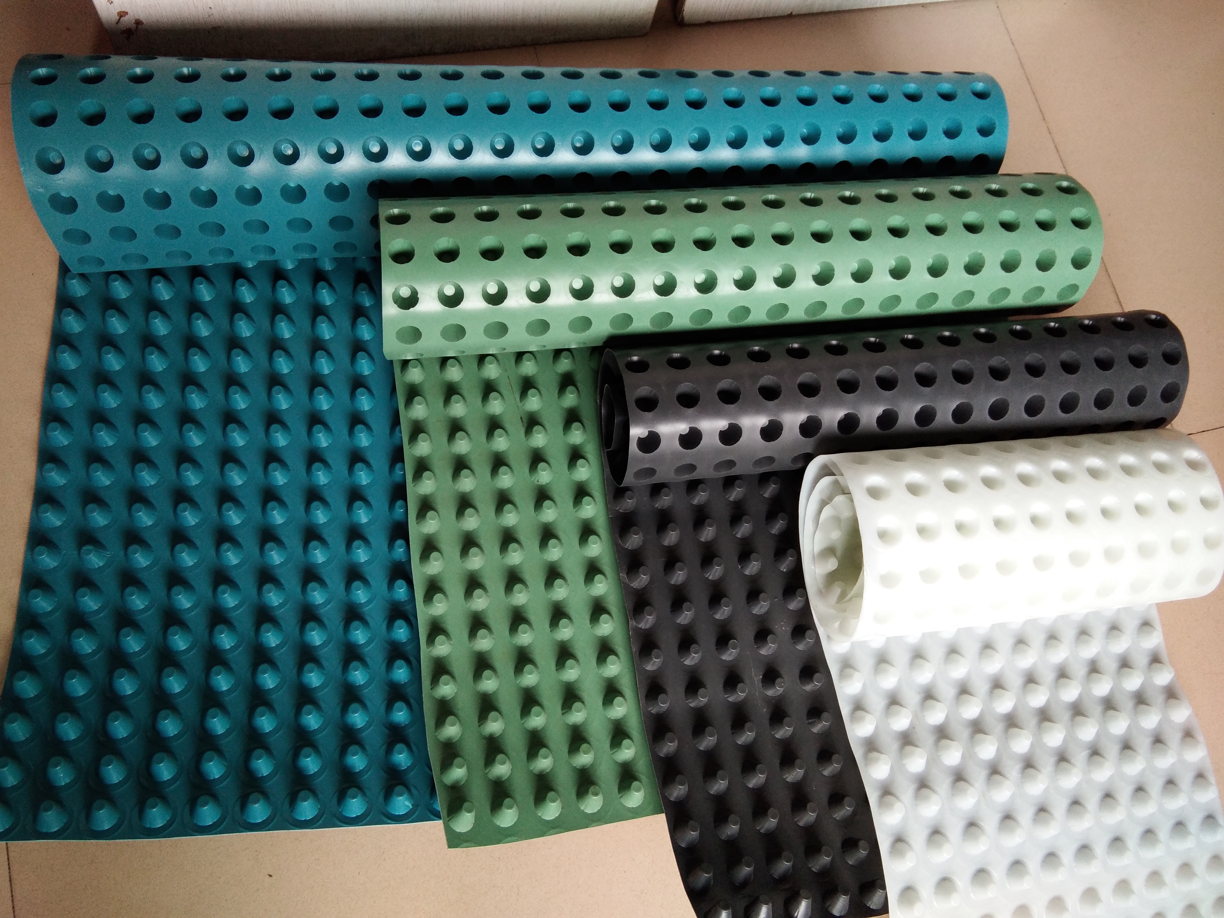 惠州排水板生產(chǎn)廠家塑膠車庫頂板塑膠疏水板 土工布廠家 哪里有凹凸排水板 虹吸式排水板