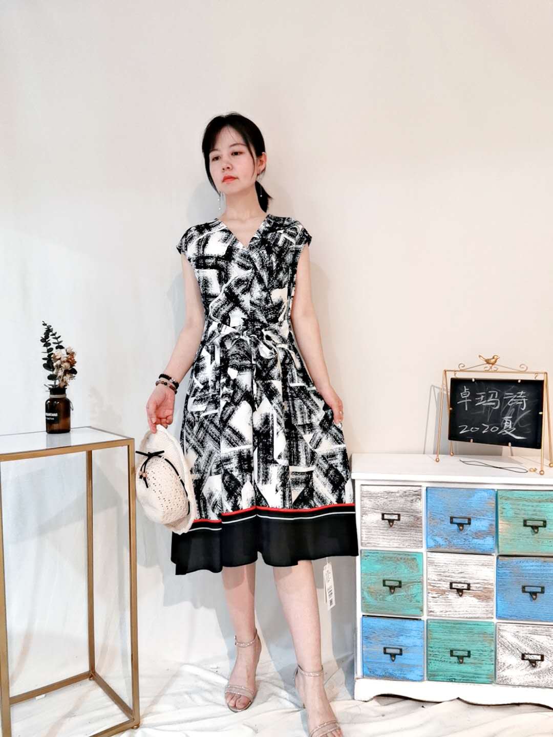 武漢大碼女裝品牌柏芙瀾2020年夏季庫存尾貨連衣裙批發(fā)進(jìn)貨