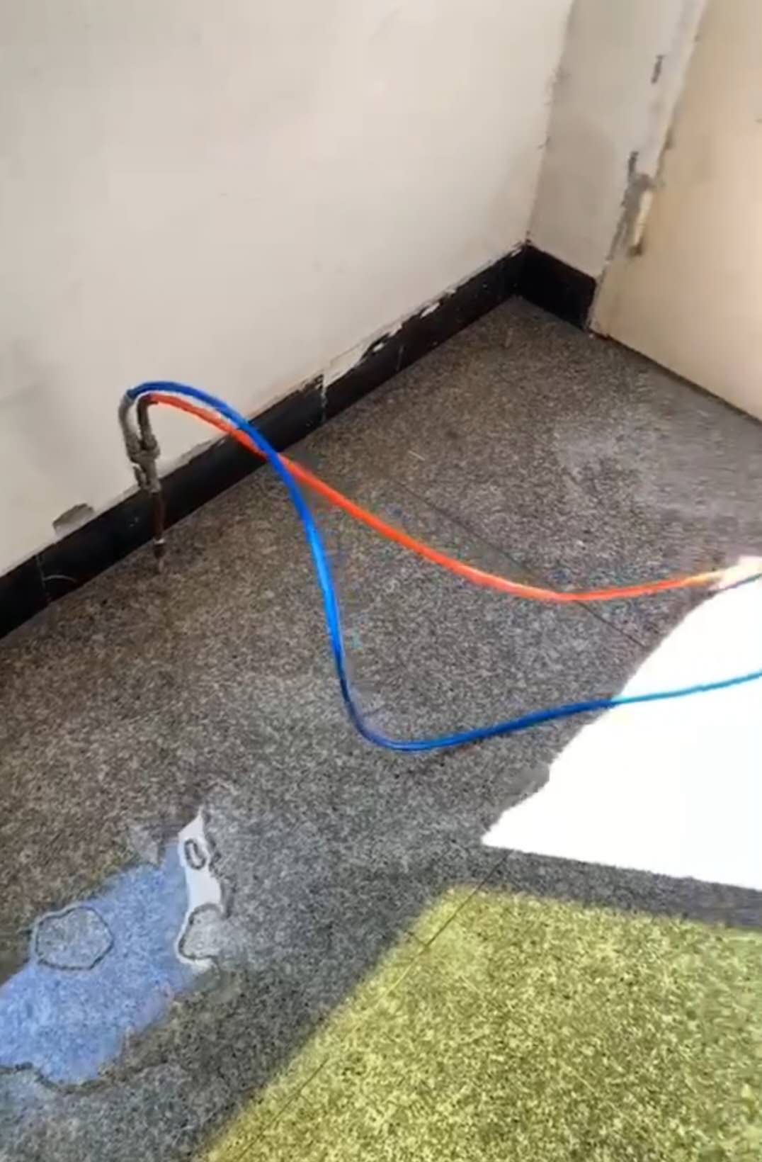 東莞天花板漏水多少錢？找*防水公司。衛(wèi)生間不想砸磚怎么處理。屋頂漏水從里面怎么做?