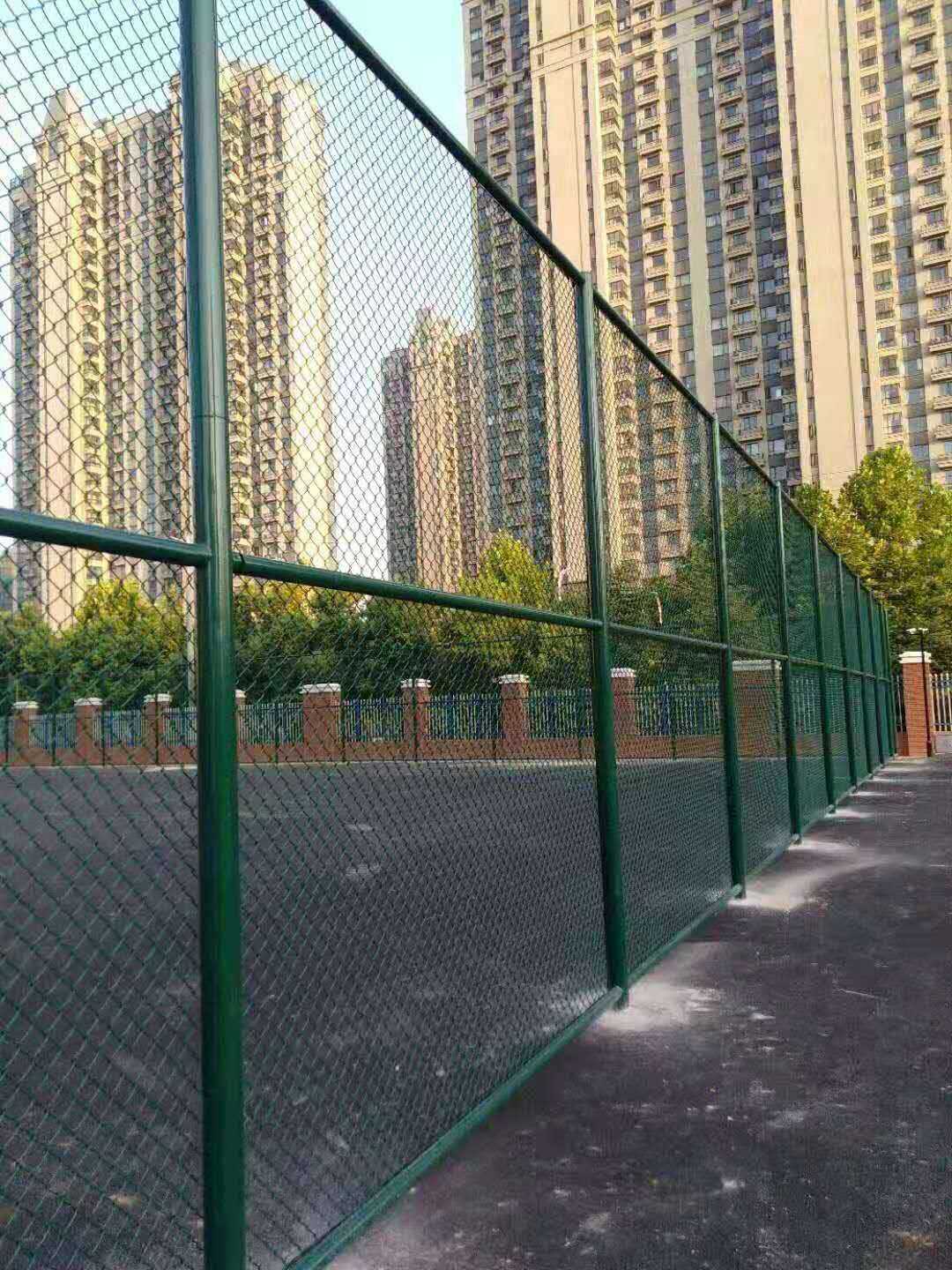 籃球場防護(hù)圍欄/體育場圍網(wǎng) /學(xué)校球場圍欄/ 勾花網(wǎng)金屬圍網(wǎng) /批發(fā)現(xiàn)貨