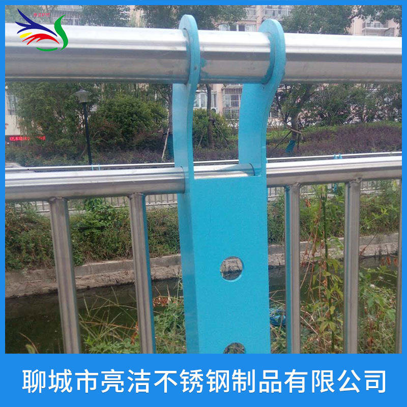 304復(fù)合管道路隔離護(hù)欄廠家直銷、價(jià)格、供應(yīng)商【聊城市亮潔不銹鋼制品有限公司 】
