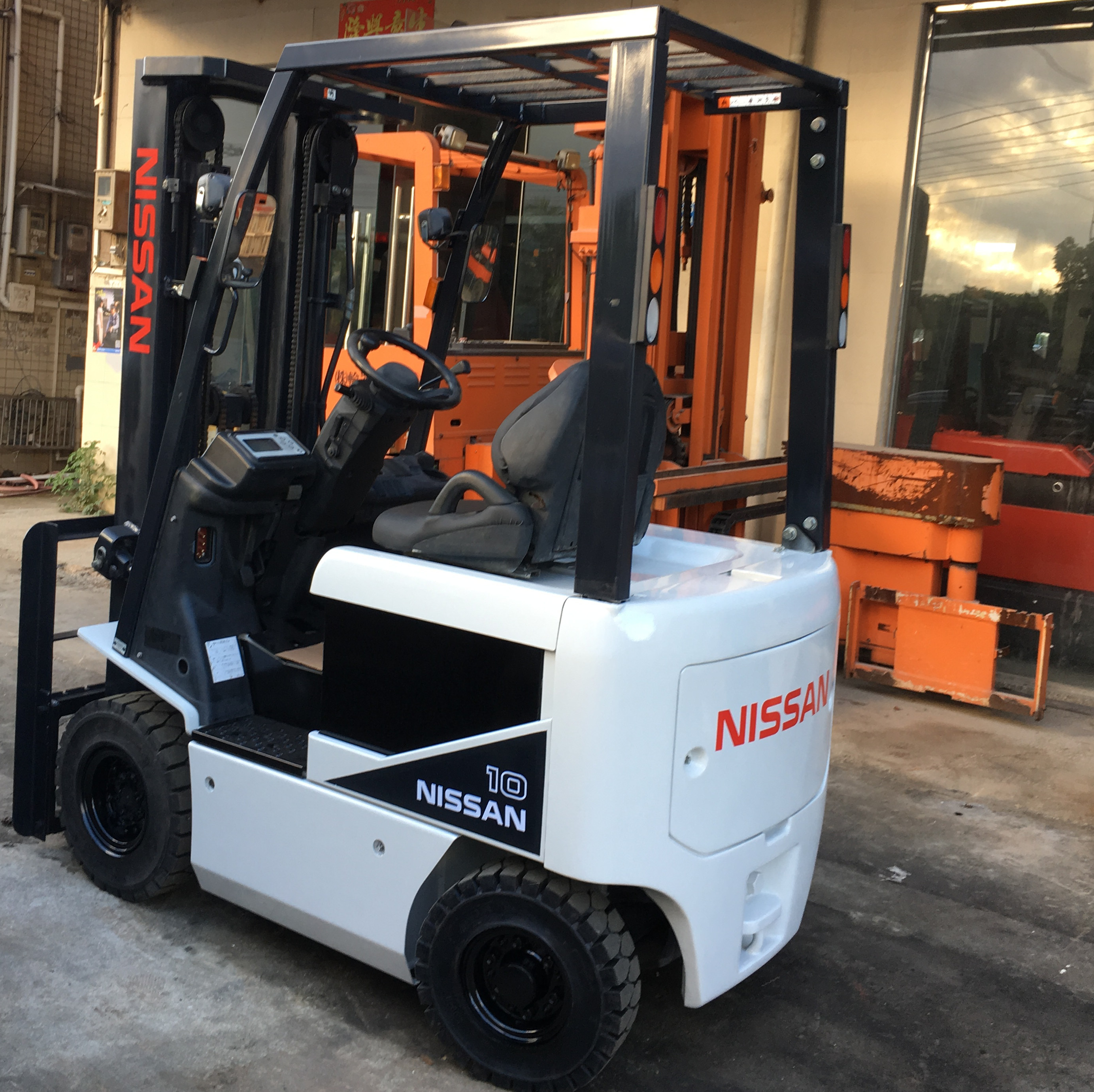 二手進(jìn)口1噸日產(chǎn)電動叉車出租出售