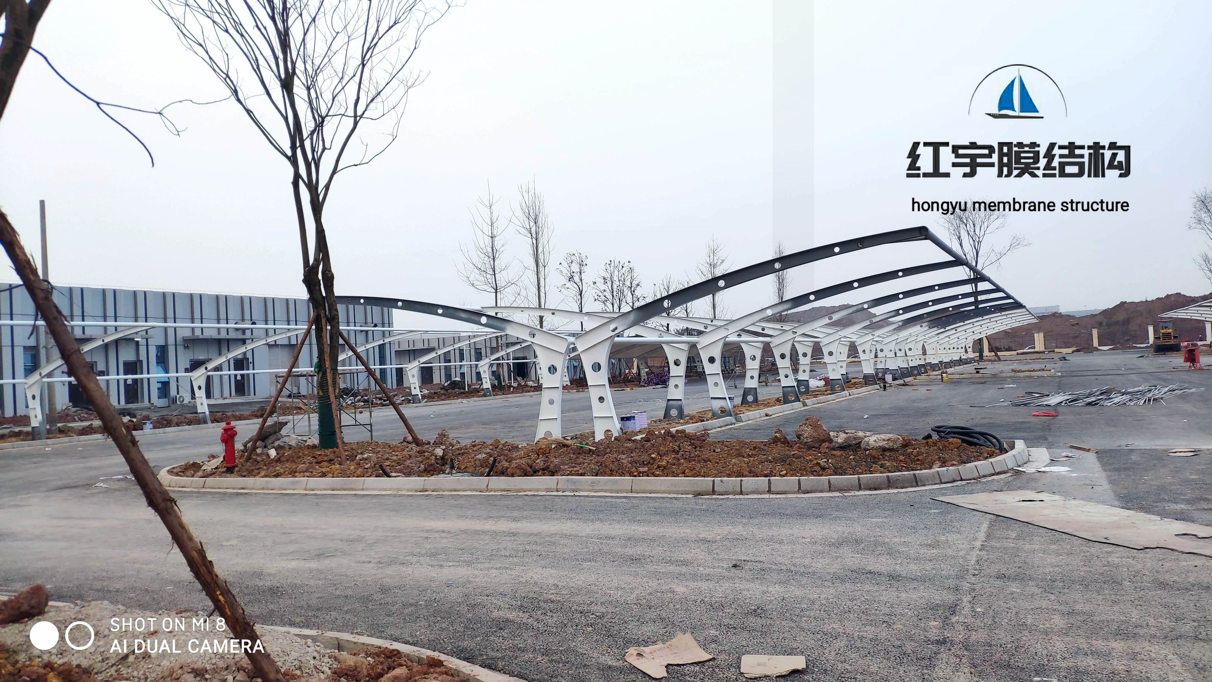 甘肅膜結(jié)構(gòu)車棚 汽車遮體育場(chǎng)廠棚 鋼結(jié)構(gòu)車棚波浪形車棚 張拉膜棚廠家定制款式