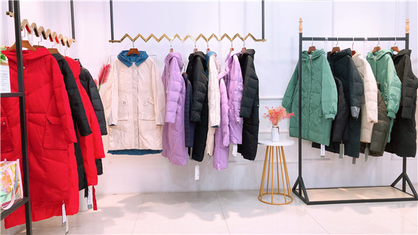 雪丹枝冬季品牌折扣女裝貨源批發(fā)，廣州品牌女裝折扣尾貨批發(fā)貨源