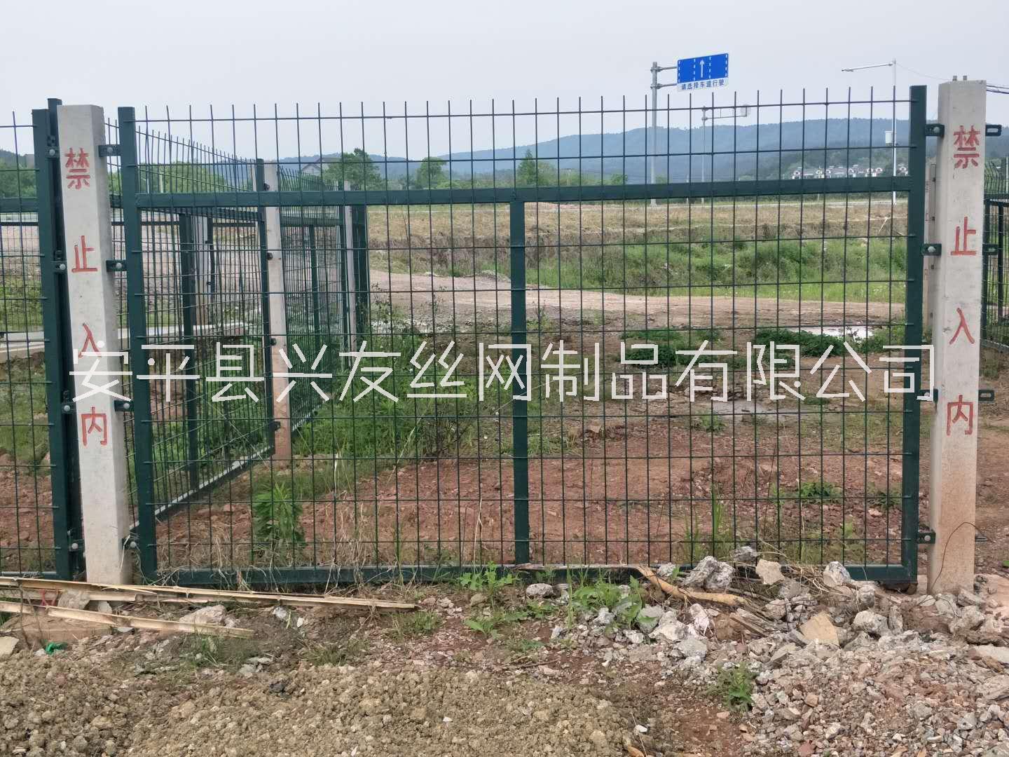 興友供應(yīng)鐵路護(hù)欄網(wǎng) 鐵路防護(hù)柵欄 支持定制