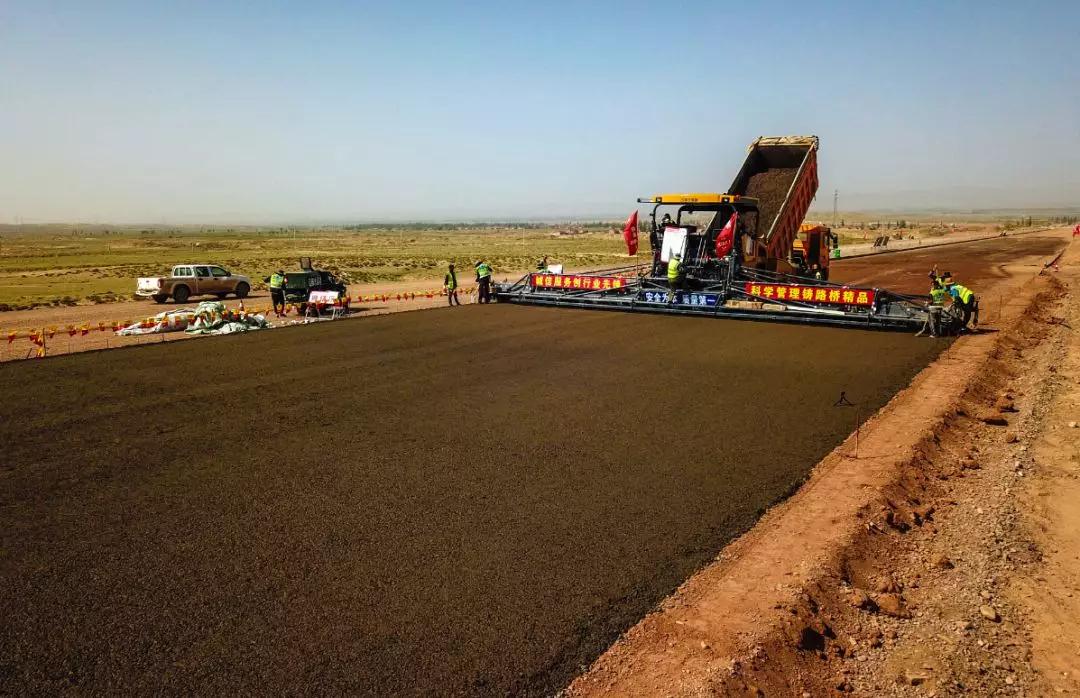 長城液壓18.5米攤鋪機(jī)-16米攤鋪機(jī)