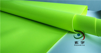 工廠現(xiàn)貨供應(yīng)0.5厚500D/18*17熒光綠色PVC夾網(wǎng)布,PVC箱包涂層布