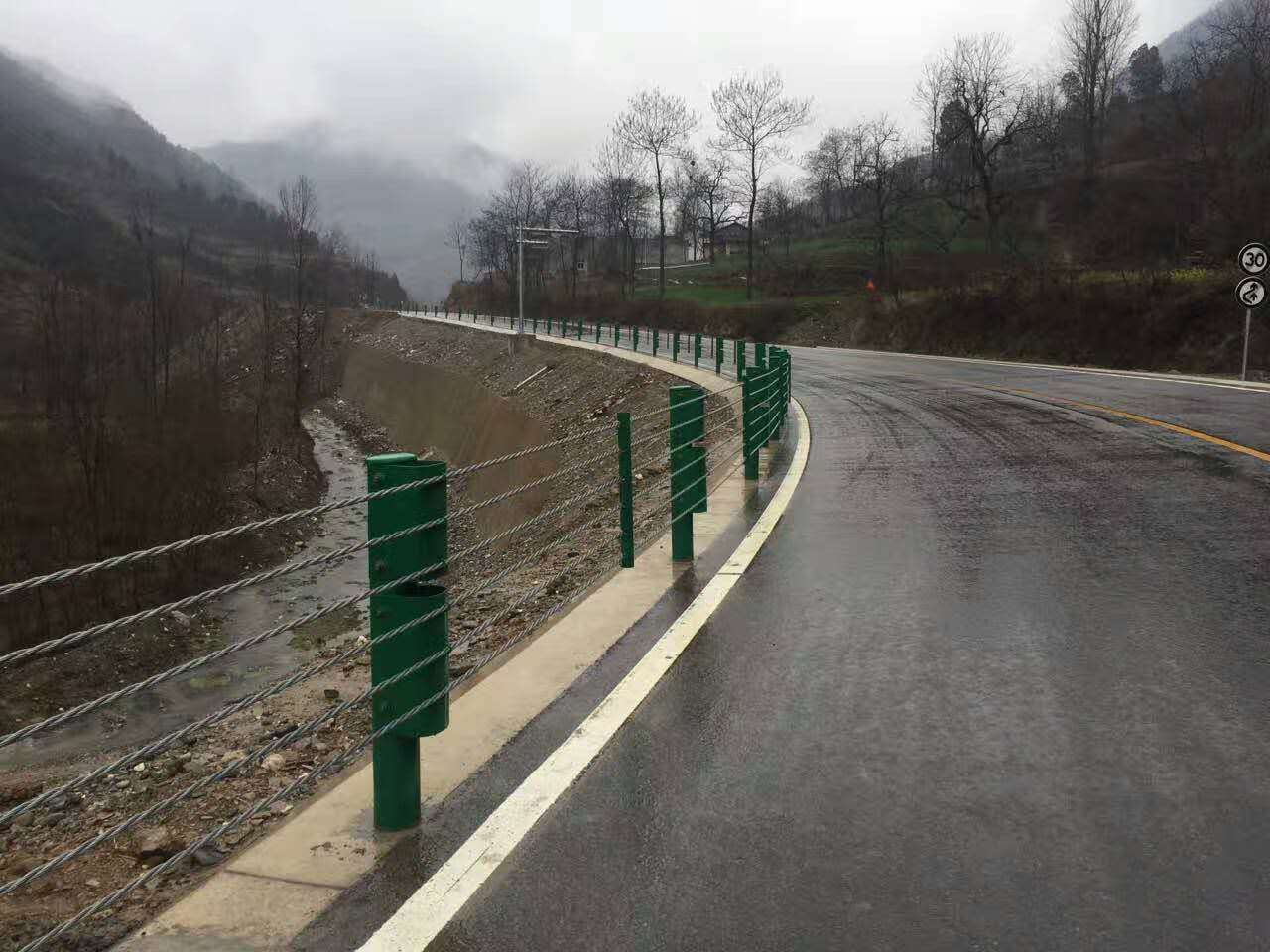 貴州貴陽繩索護欄 纜索護欄 公路防護欄 高速纜索護欄 廠家定制