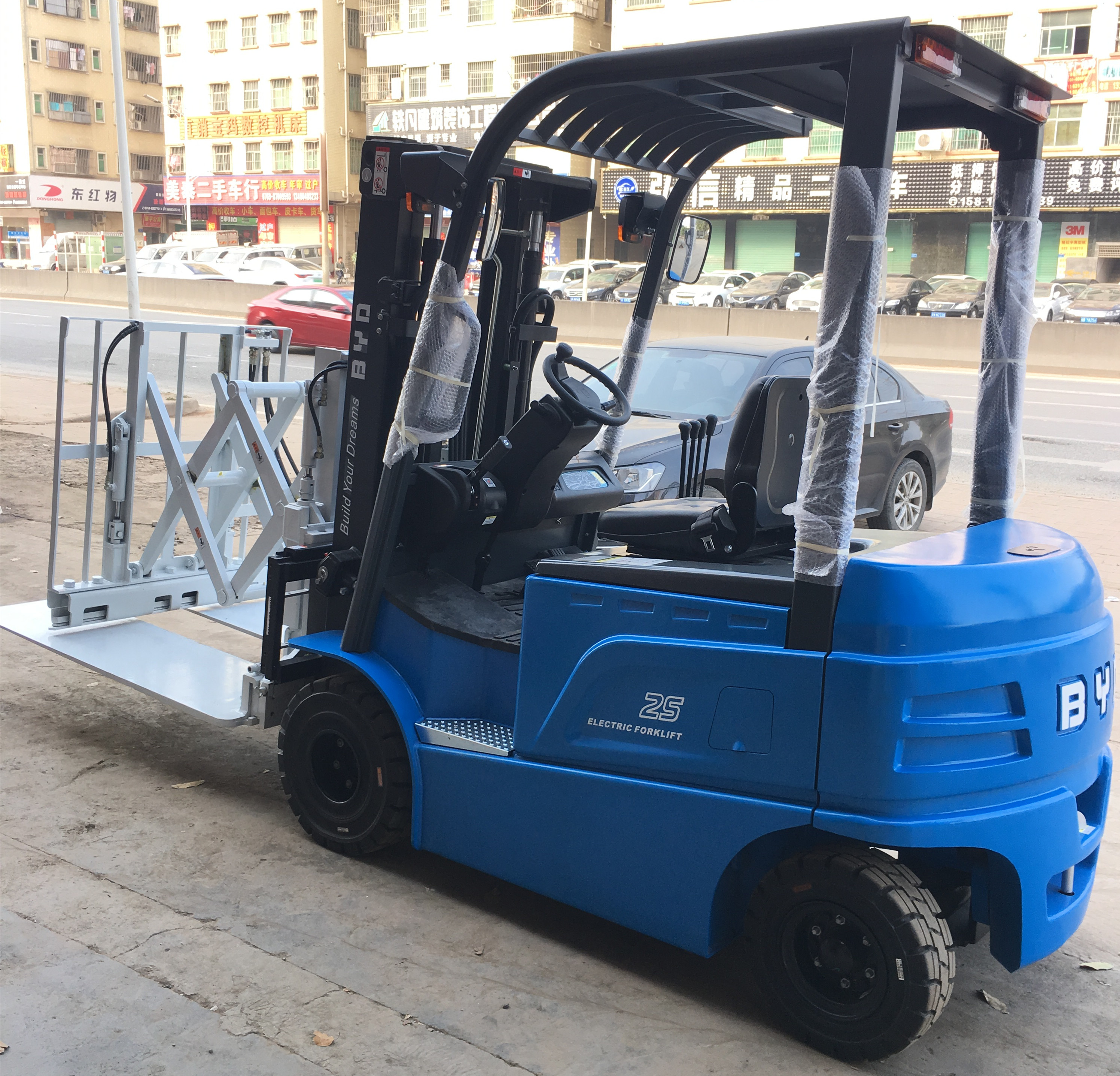 比亞迪電動叉車配推拉器出租出售