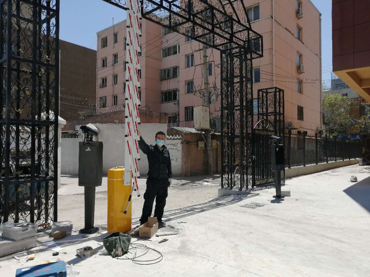 天水工地三輥閘擺閘翼閘人行通道閘人臉識別通道閘批發(fā)零售與安裝天水零點安防