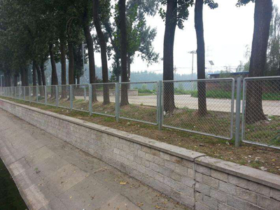 河道隔離防護(hù)欄  河道防護(hù)欄網(wǎng)，市政護(hù)欄，公路圍擋，農(nóng)場(chǎng)圍擋