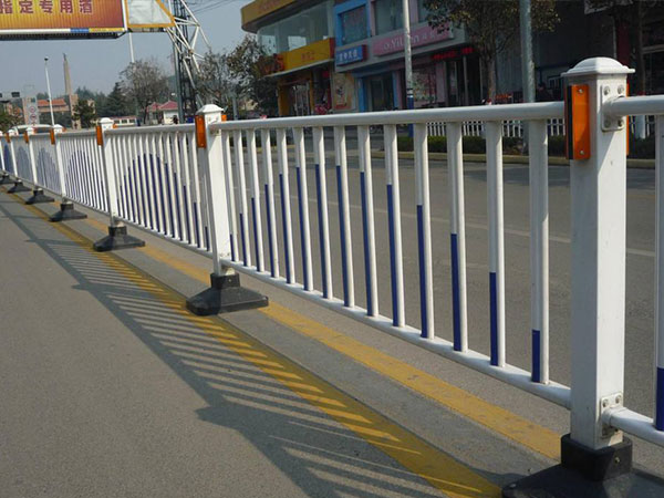 道路護(hù)欄價(jià)格  道路護(hù)欄廠家報(bào)價(jià)
