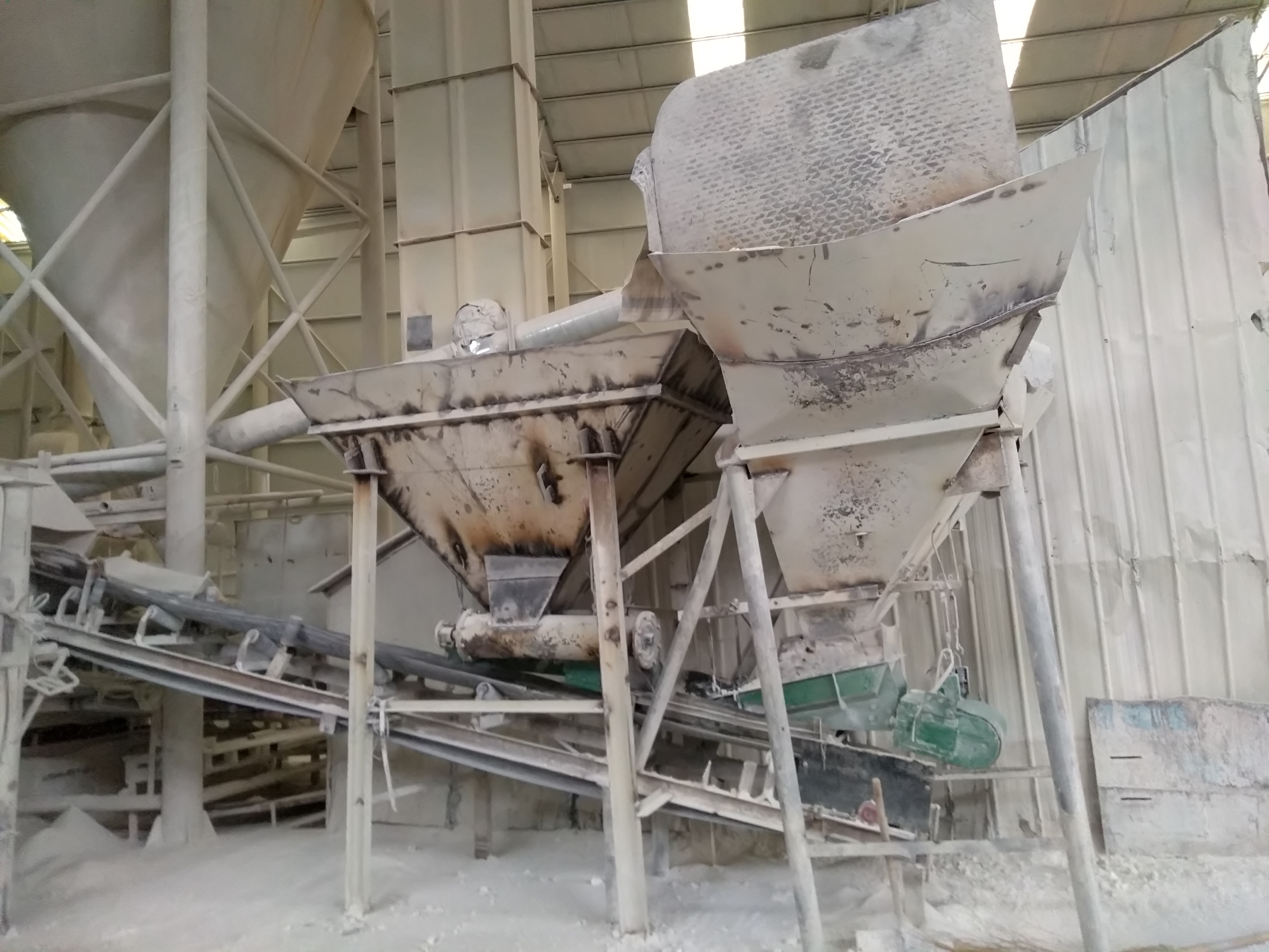 超大型雷蒙機(jī)磨粉機(jī)設(shè)備生產(chǎn)廠家桂林恒達(dá)礦山 機(jī)械有限公司桂林雷蒙機(jī)