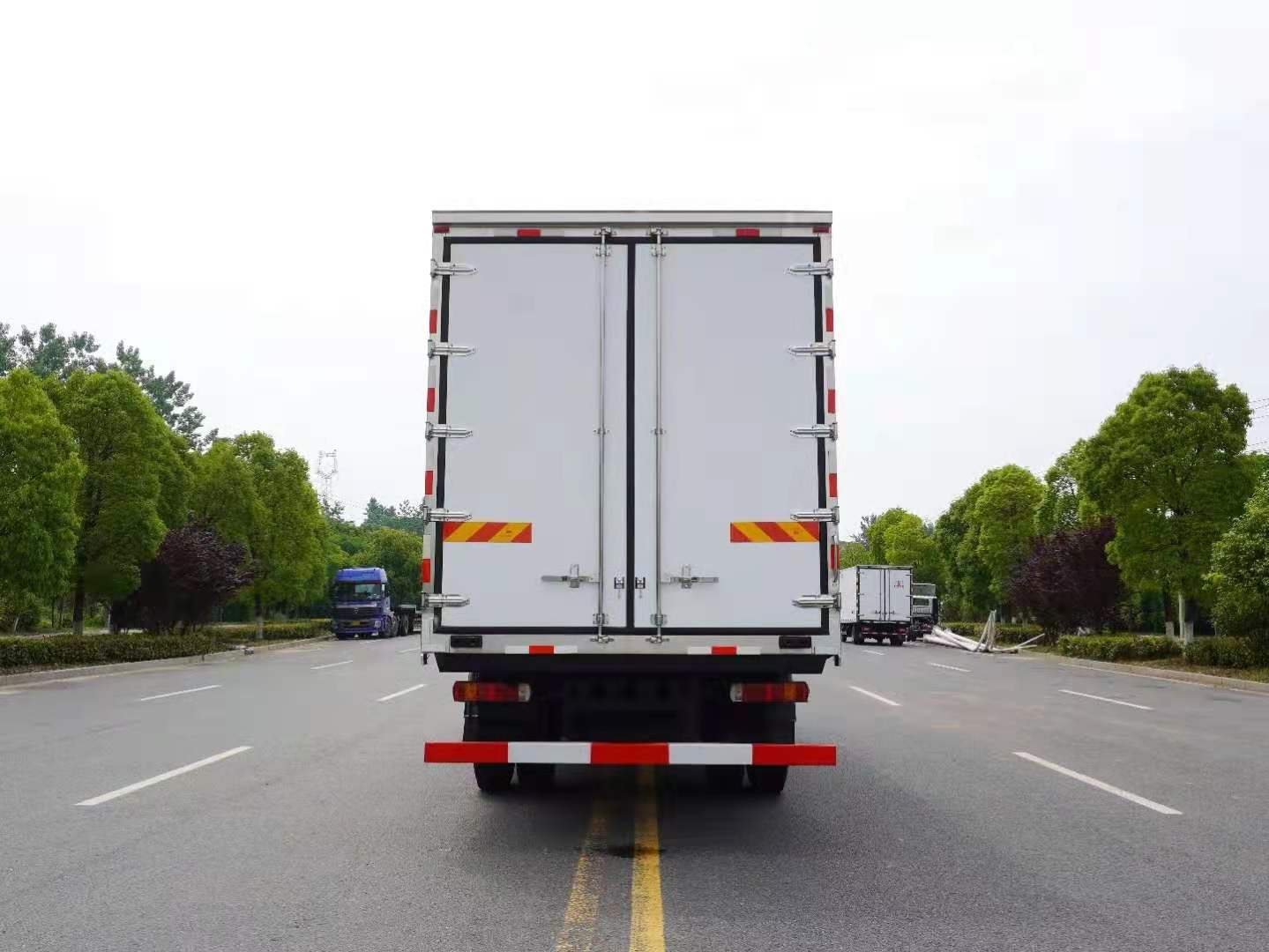 解放J6L高頂雙臥6米8冷藏車廠家自產(chǎn)自銷可以分期