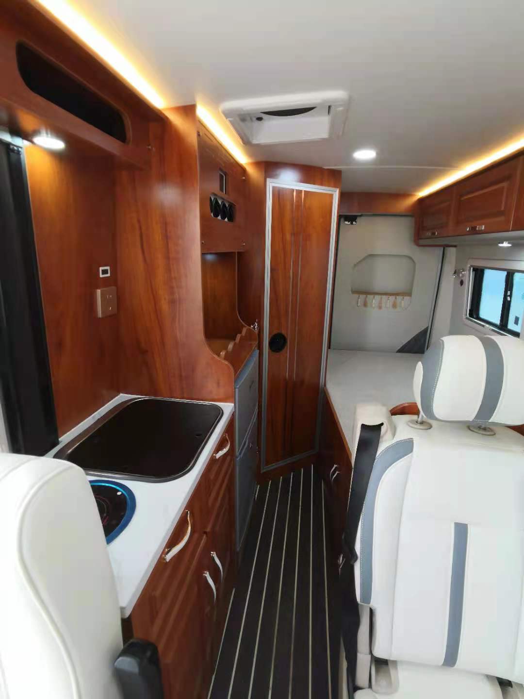 大通V90長軸高頂房車報價  國六V90自動擋房車  湖北中恒房車裝備有限公司